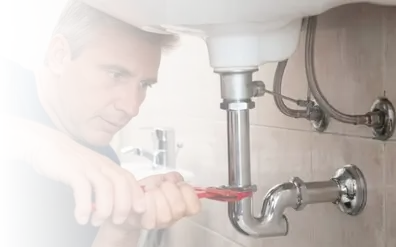 Fontanero ajustando llave de paso en Cuenca